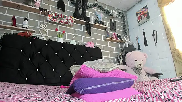 CharlotteBrowm online show from December 3, 2025, 6:17 pm