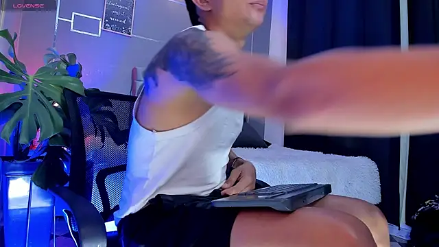 oliver mr  online show from October 16, 2025, 8:54 pm