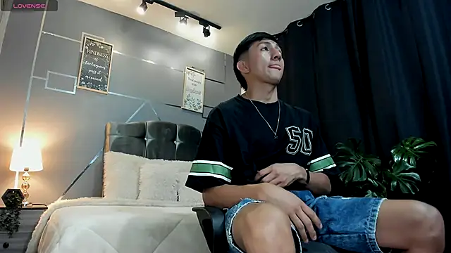 oliver mr  online show from December 5, 2025, 8:16 pm