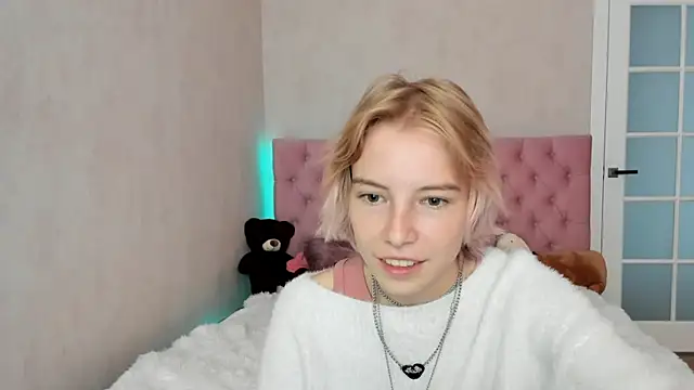 Pink Lila18 online show from September 14, 2025, 8:35 am