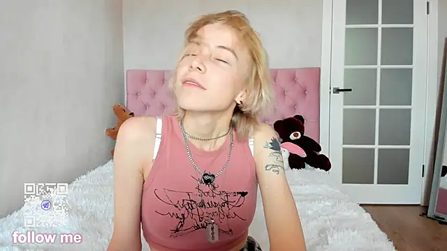 Pink Lila18 online show from October 3, 2025, 8:33 am