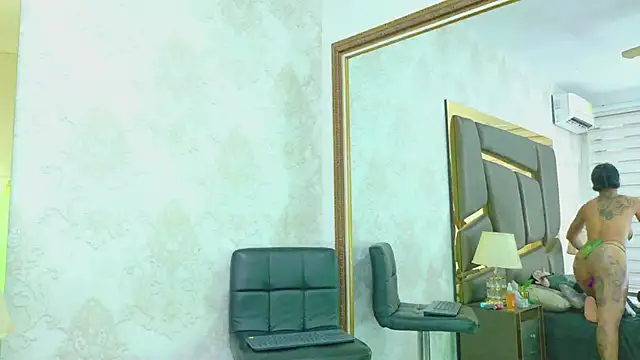 EmilieLake online show from October 9, 2025, 9:13 pm