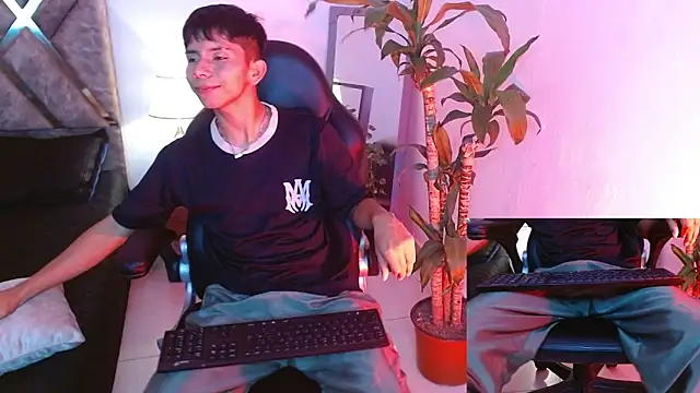 Snapshot of Hyunjin_Son chatting on September 18, 2025, 1:18 am Hyunjin Son online show from September 18, 2025, 1:18 am