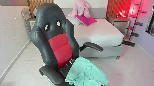 MOLLYSPENCER1 online show from April 17, 2026, 7:17 pm