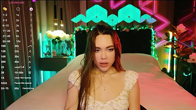 MimiFors online show from October 12, 2025, 3:44 pm