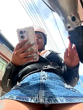 -Mia1 online show from November 5, 2025, 3:34 pm