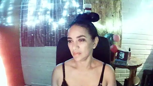 MiiaVelasquez online show from December 23, 2025, 4:21 am