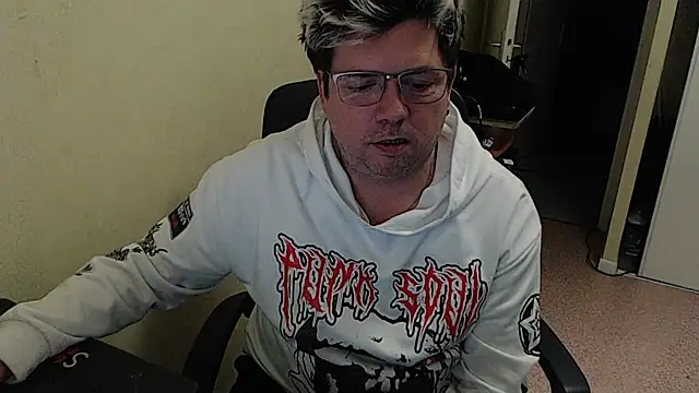 blueandwhite1 online show from January 7, 2025, 9:46 pm