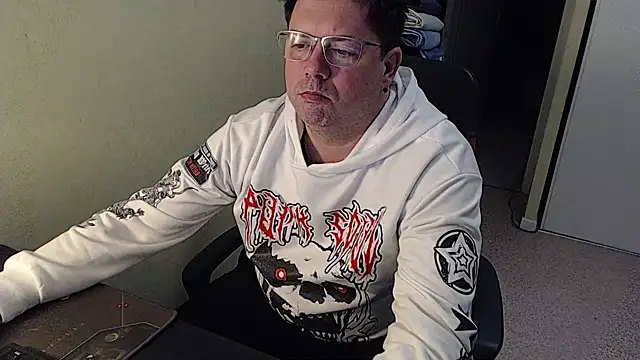 blueandwhite1 online show from February 8, 2025, 10:40 pm