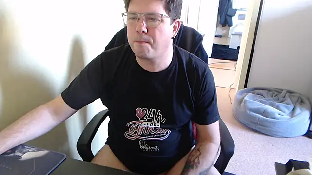 blueandwhite1 online show from March 5, 2025, 3:40 pm