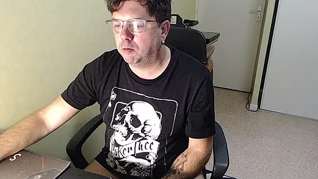 Snapshot of blueandwhite1 chatting on November 24, 2025, 4:51 pm blueandwhite1 online show from November 24, 2025, 4:51 pm