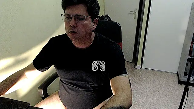 Snapshot of blueandwhite1 chatting on December 2, 2025, 3:51 pm blueandwhite1 online show from December 2, 2025, 3:51 pm