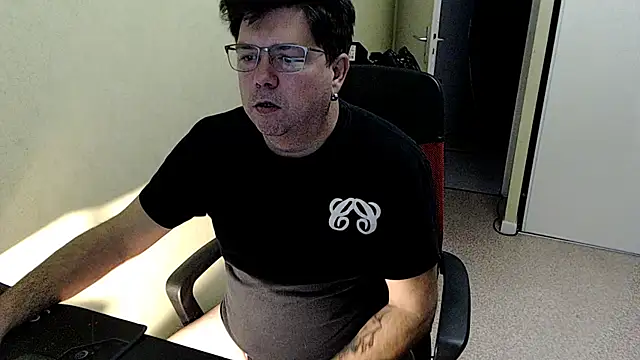 Snapshot of blueandwhite1 chatting on December 3, 2025, 8:34 am blueandwhite1 online show from December 3, 2025, 8:34 am