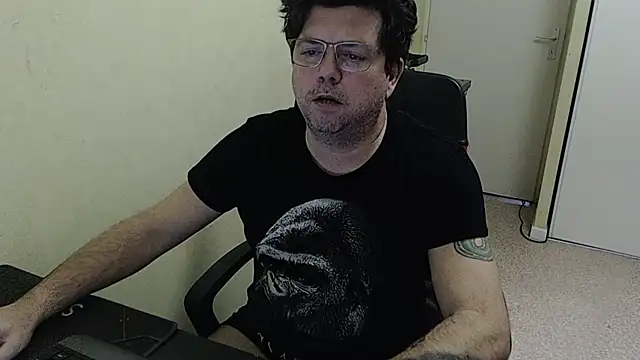 Snapshot of blueandwhite1 chatting on January 9, 2026, 4:32 pm blueandwhite1 online show from January 9, 2026, 4:32 pm