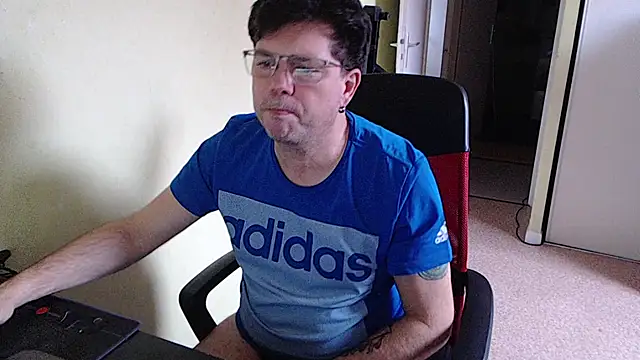 Snapshot of blueandwhite1 chatting on February 17, 2026, 4:02 pm blueandwhite1 online show from February 17, 2026, 4:02 pm