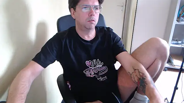 blueandwhite1 online show from April 25, 2026, 8:39 am