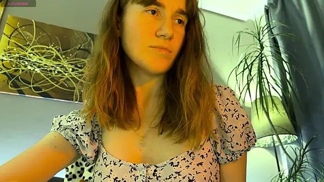 velina   online show from December 1, 2025, 4:01 pm