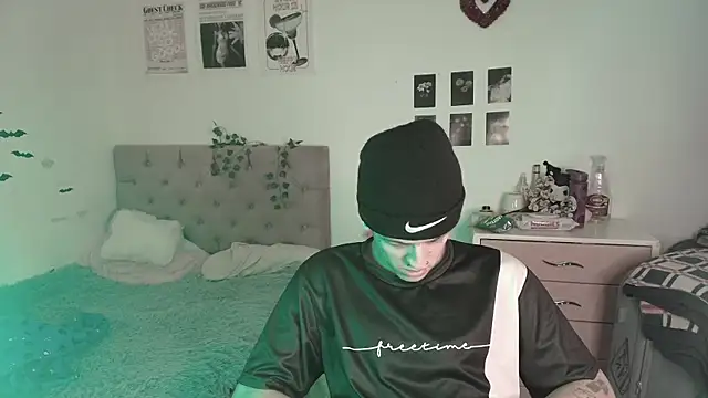 2cyboy  online show from September 8, 2025, 7:57 pm