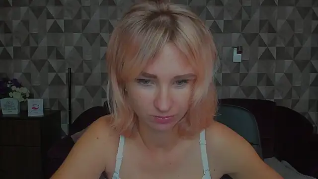 Snapshot of MeryMidnight chatting on September 9, 2025, 6:02 am MeryMidnight online show from September 9, 2025, 6:02 am