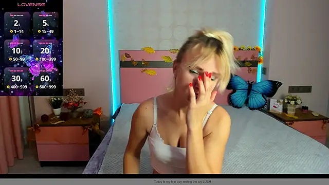 Snapshot of MeryMidnight chatting on October 14, 2025, 5:52 am MeryMidnight online show from October 14, 2025, 5:52 am