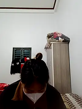 Linda885 online show from December 18, 2025, 4:24 pm