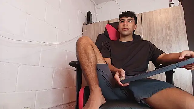 Snapshot of CHR58_ chatting on February 17, 2026, 9:32 pm CHR58 online show from February 17, 2026, 9:32 pm