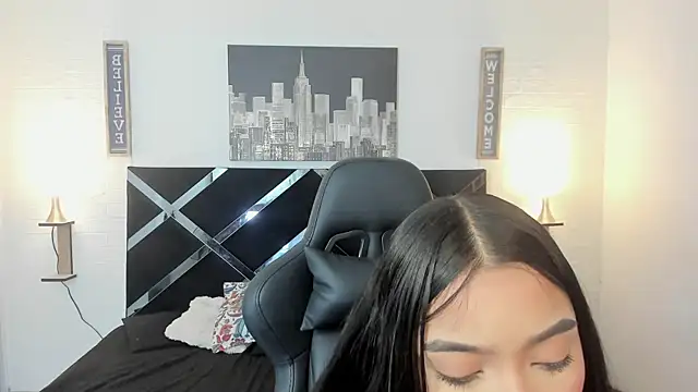 iamCharlotte19 online show from November 3, 2025, 7:48 pm