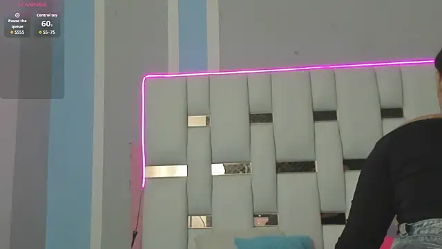 iamCharlotte19 online show from November 10, 2025, 7:35 pm