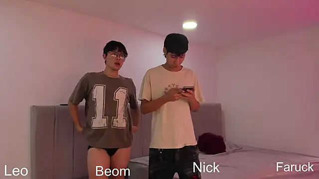 Handsomeboyss19 online show from September 12, 2025, 10:43 pm