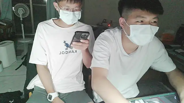 zhu000000 online show from April 10, 2026, 2:33 pm