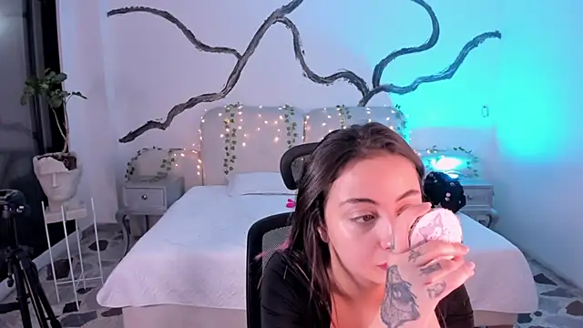 SarahCastro1  online show from September 16, 2025, 4:35 am