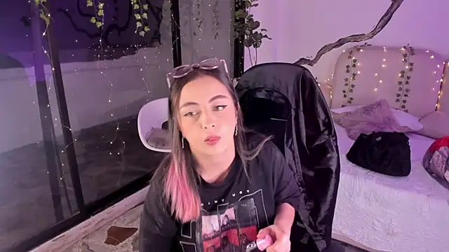 SarahCastro1  online show from November 11, 2025, 5:07 am