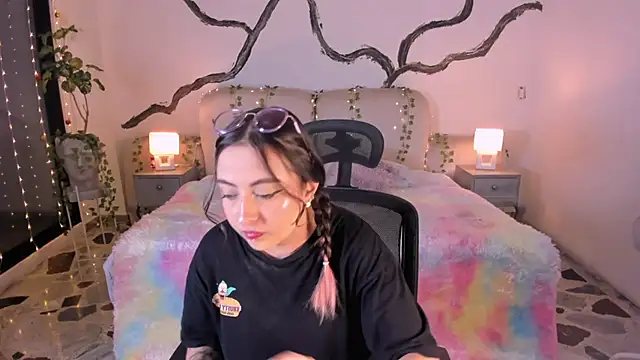 SarahCastro1  online show from November 25, 2025, 4:34 am