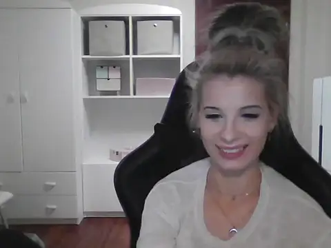 KristineGlow online show from October 10, 2025, 6:18 pm