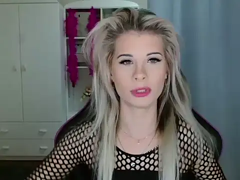 KristineGlow online show from October 31, 2025, 7:20 am