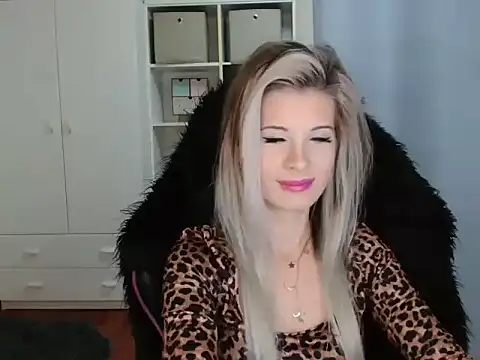 KristineGlow online show from November 8, 2025, 8:14 am