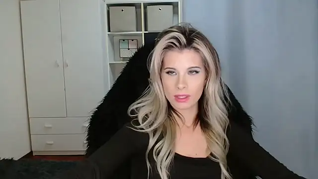 KristineGlow online show from November 11, 2025, 7:14 pm