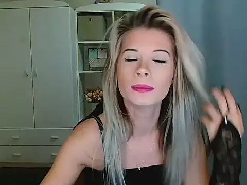 KristineGlow online show from November 25, 2025, 7:08 am