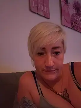 Snapshot of Rozendefotz chatting on June 8, 2026, 9:04 pm Rozendefotz online show from June 8, 2026, 9:04 pm