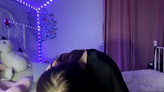 HoneyMist online show from October 8, 2025, 6:05 pm