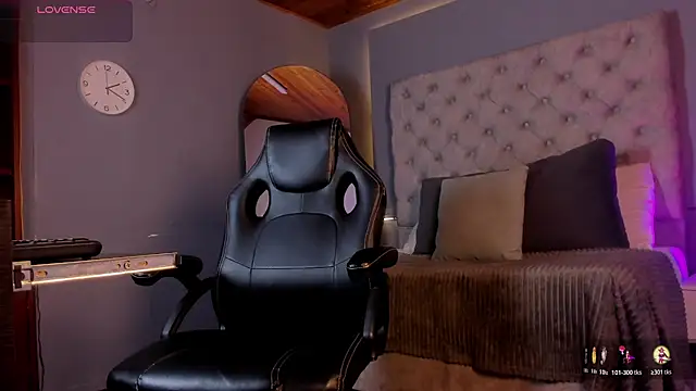 CarolaynStone online show from October 24, 2025, 5:09 pm