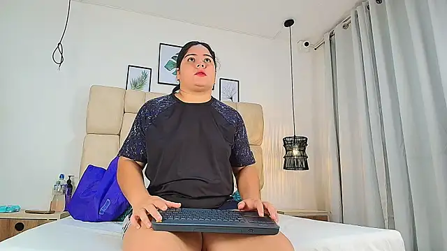 elizawiliamst online show from October 15, 2025, 11:43 am