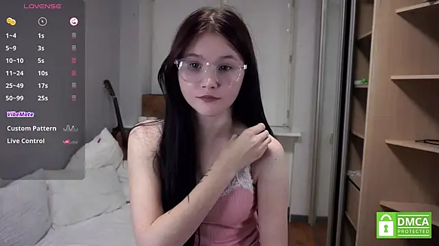 DelphaDivenere online show from September 26, 2025, 5:06 pm