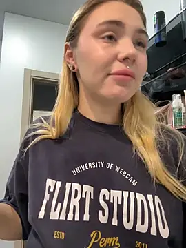 Snapshot of LunaMillie chatting on September 12, 2025, 4:34 am LunaMillie online show from September 12, 2025, 4:34 am