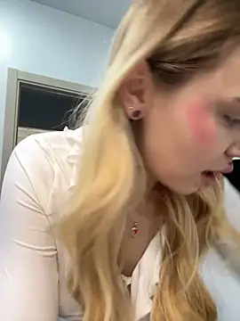 Snapshot of LunaMillie chatting on September 19, 2025, 4:58 am LunaMillie online show from September 19, 2025, 4:58 am