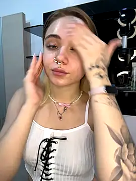 Snapshot of LunaMillie chatting on October 26, 2025, 12:11 pm LunaMillie online show from October 26, 2025, 12:11 pm