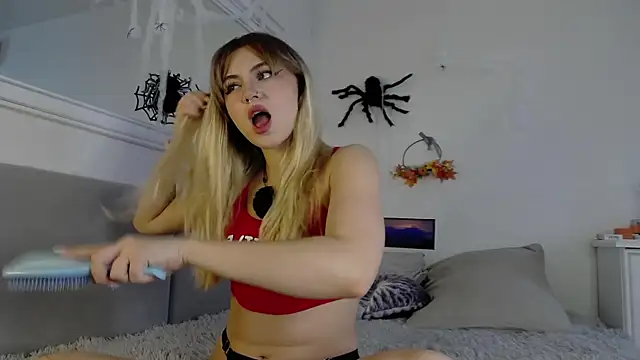 Snapshot of LunaMillie chatting on October 31, 2025, 8:26 am LunaMillie online show from October 31, 2025, 8:26 am