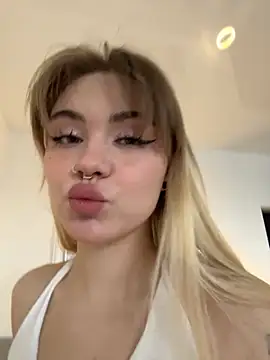 Snapshot of LunaMillie chatting on November 4, 2025, 8:24 am LunaMillie online show from November 4, 2025, 8:24 am