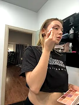 Snapshot of LunaMillie chatting on November 9, 2025, 1:31 pm LunaMillie online show from November 9, 2025, 1:31 pm