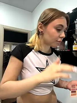 Snapshot of LunaMillie chatting on November 10, 2025, 9:19 am LunaMillie online show from November 10, 2025, 9:19 am